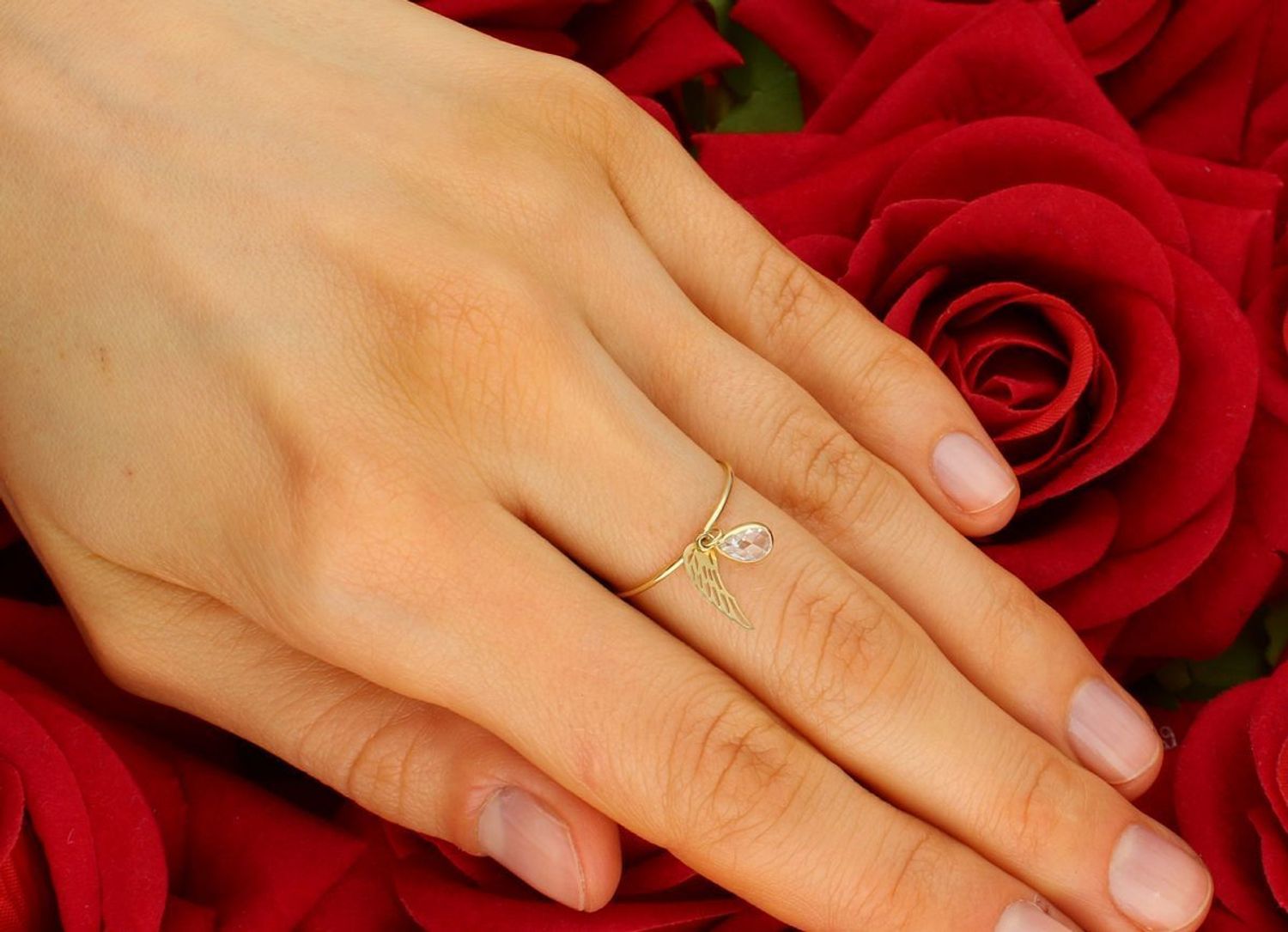 Złoty pierścionek damski 585 z wiszącym skrzydełkiem i cyrkonią w kształcie łezki. Pierścionek wykonany z białego14 karatowego złota. Złota delikatna obrączka z wiszącymi elementami.1.jpg